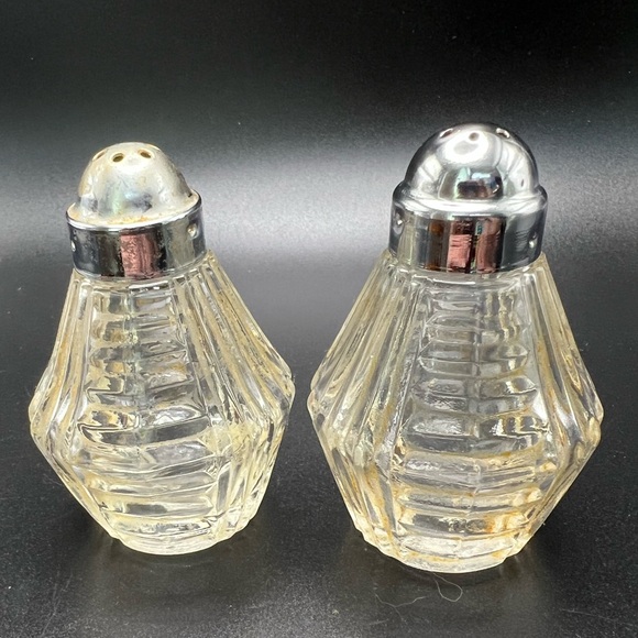 Vintage Anchor Hocking Clear Glass Salt and Pepper Shakers Chrome Tops - Picture 10 of 10